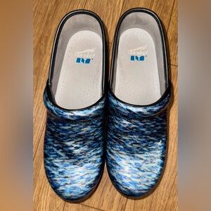 Dansko Professional LT Clogs Blue Watercolor Pattern EU 41 / US Women’s 10.5–11